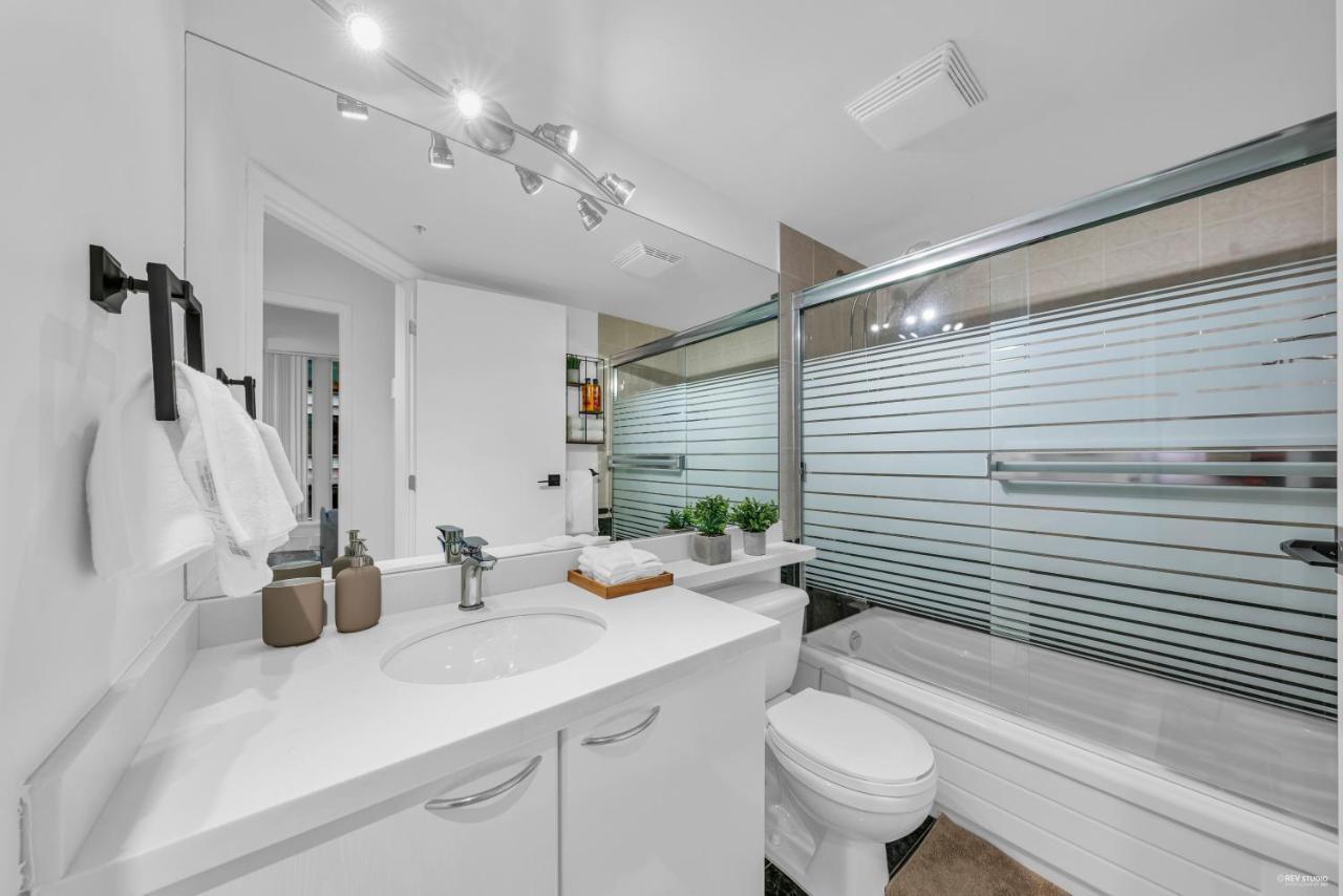 1-Br Condo In Downtown Coal Harbour With Parking And City Views 溫哥華 外观 照片